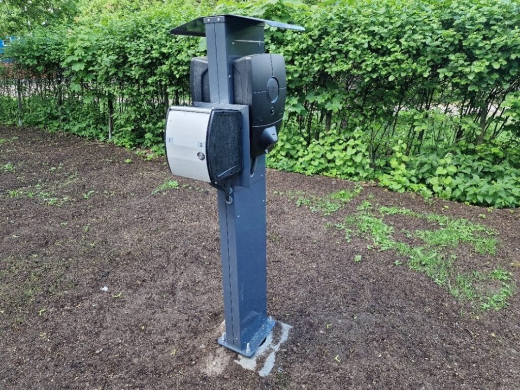 Sähköauton latauspiste paikoitusalueella