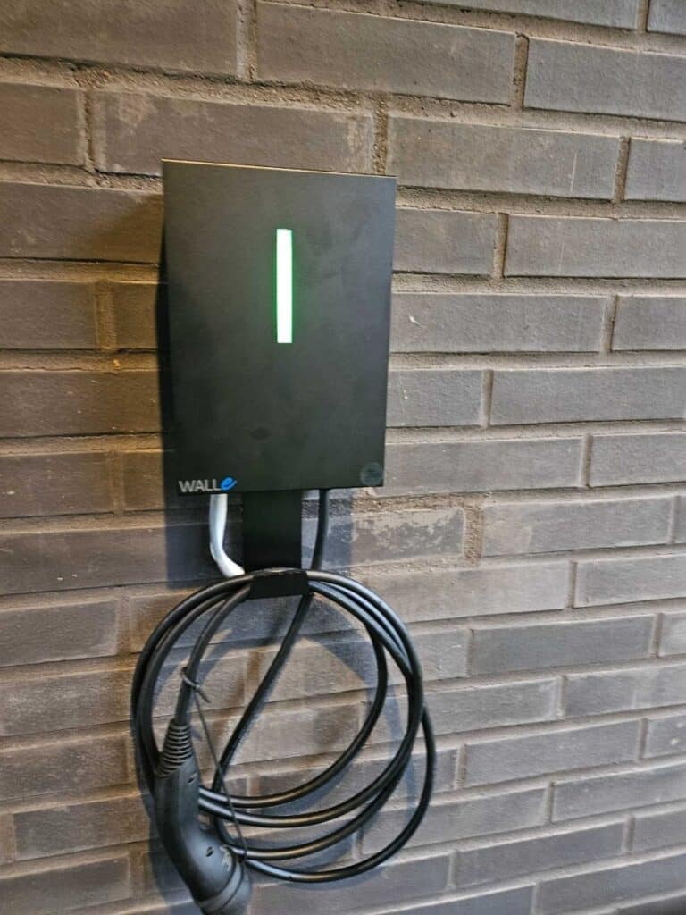 Sähköauton latauslaite asennettuna seinään